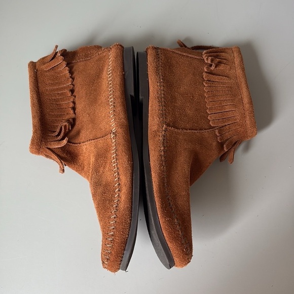 Minnetonka Back Zip Ankle Booties Size 8 - Picture 4 of 9